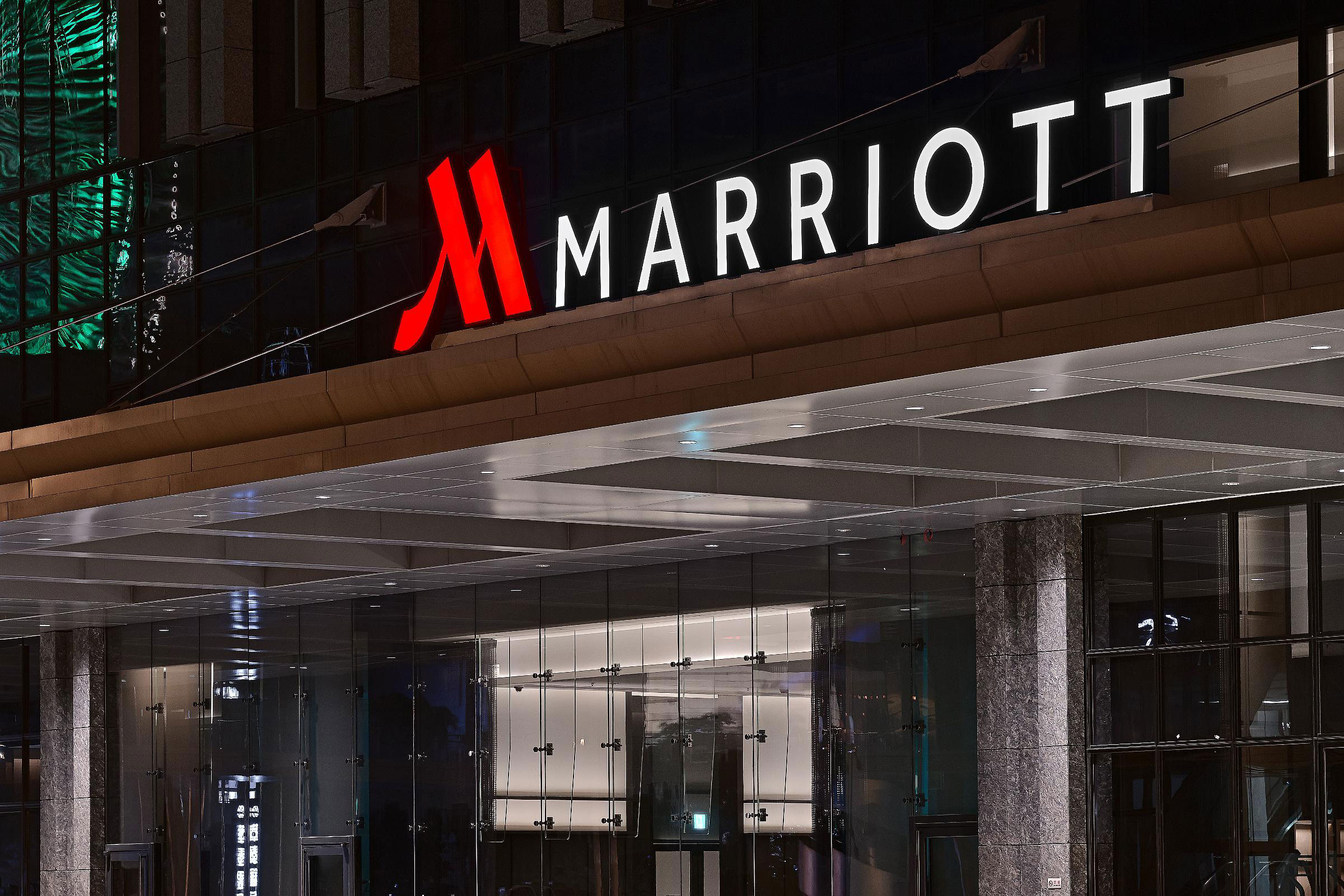 Three hotel companies exceed the 500,000-room barrier in North America